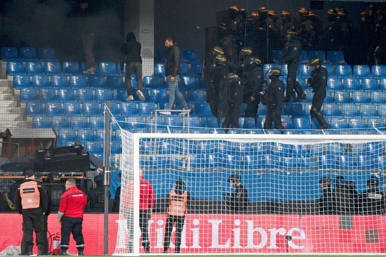 Des CRS dans les tribunes du stade de la Mosson lors du match arrêté entre Montpellier et Saint-Etienne pour la 26e journée de Ligue 1 le 16 mars 2025