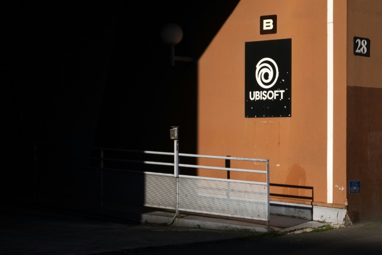 Le logo du géant français Ubisoft sur la façade d'un studio de l'entreprise à Montreuil, le 13 janvier 2025