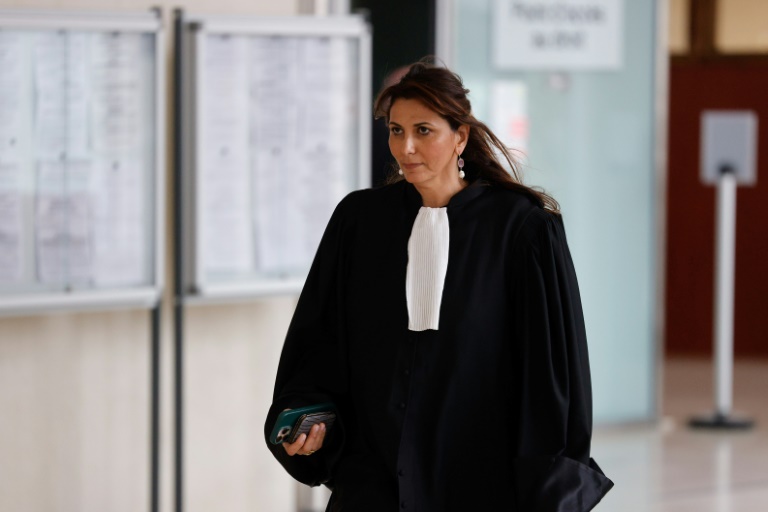 Delphine Meillet, l'avocate des parents d'Evaëlle, arrive à l'ouverture du procès de son enseignante, le 10 mars 2025 au tribunal de Pontoise, dans le Val-d'Oise