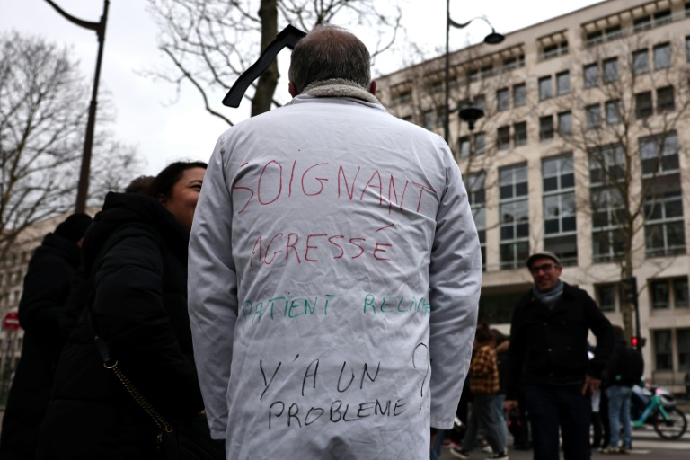 Des professionnels de la santé lors d'un rassemblement devant le ministère de la Santé à Paris le 12 mars 2025