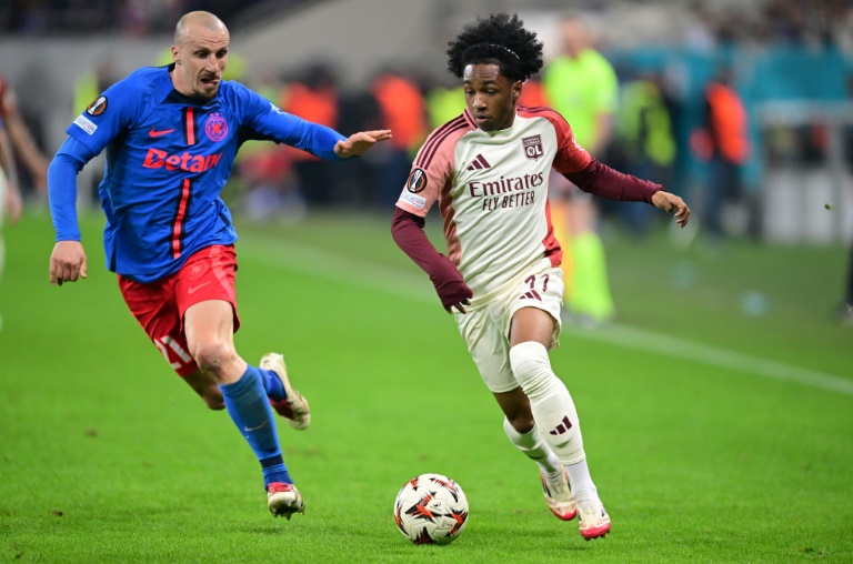 L'attaquant belge de l'OL Malick Fofana (droite), auteur d'un doublé en fin de match, contre le FCSB en 8e de finale aller de Ligue Europa, le 6 mars 2025 à Bucarest