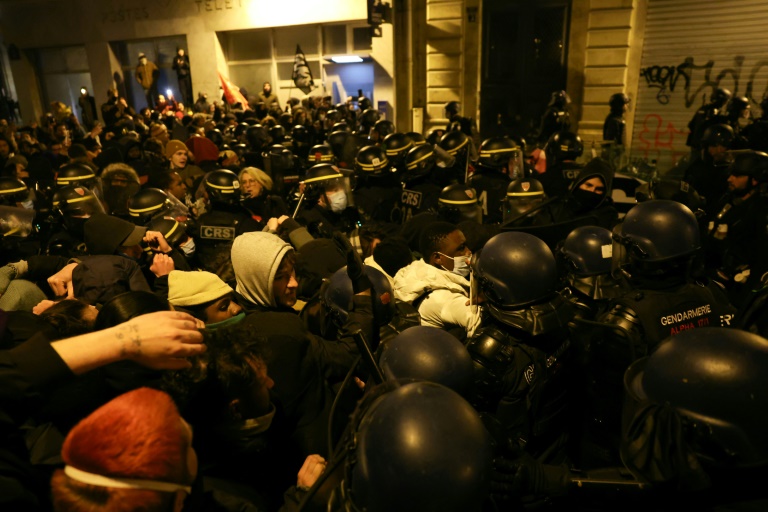 Une foule fait face aux autorités à la suite d'un ordre de la police d'évacuer la Gaîté Lyrique, une salle de spectacle parisienne occupée depuis trois mois par 450 jeunes migrants, à Paris le 18 mars 2025