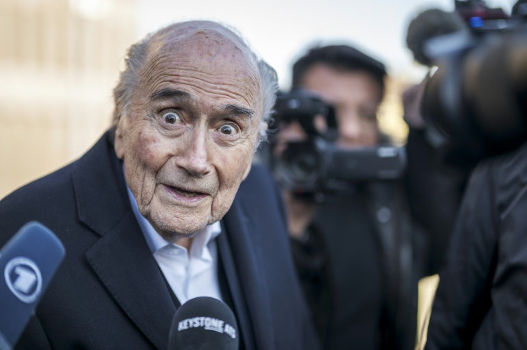 L'ancien président de la Fifa Sepp Blatter, à sa sortie de la Cour d'appel de Muttenz près de Bâle (Suisse), le 3 mars 2025