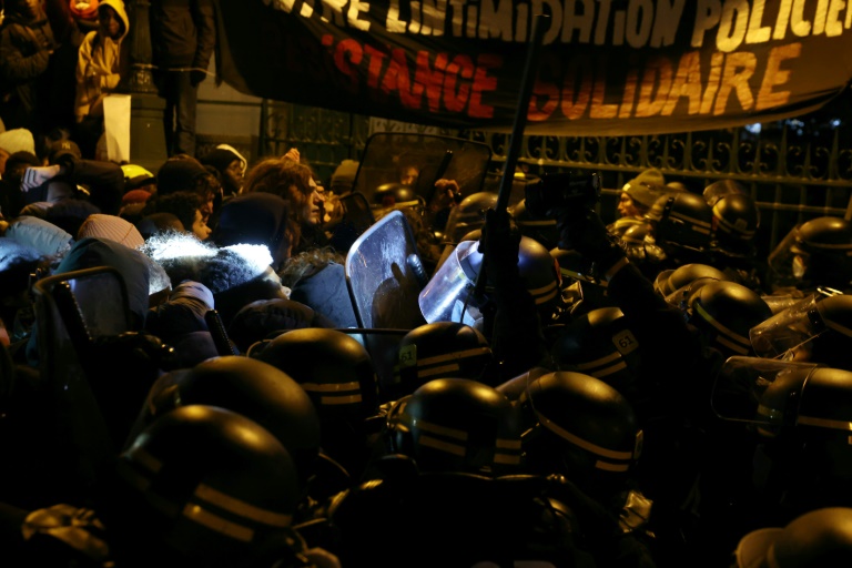 Une foule s'oppose aux autorités après qu'un ordre de la police a été donné d'évacuer la Gaîte Lyrique, une salle de spectacle parisienne occupée pendant trois mois par 450 jeunes migrants, à Paris le 18 mars 2025