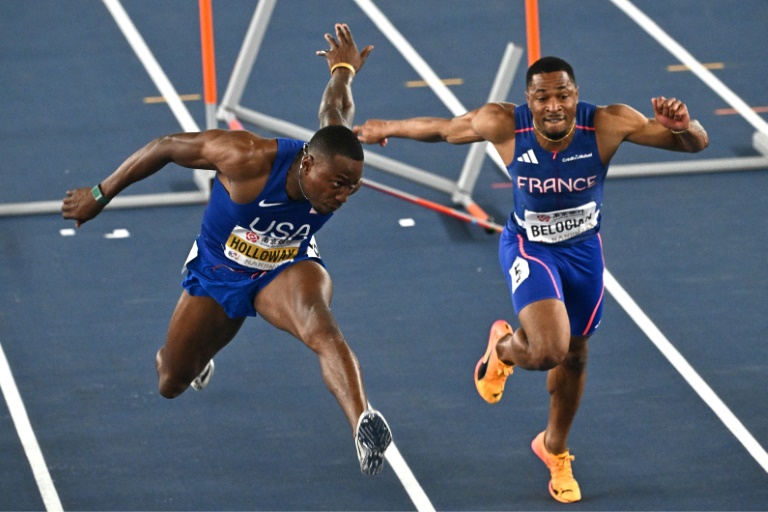 Grant Holloway (à gauche) et Wilhem Belocian en finale du 60 m haies aux Mondiaux en salle de Nankin (Chine) le 22 mars 2025. En tête du début à la fin, l'Américain a coupé la ligne en 7 sec 42, devant le Français (7.54) qui a apporté une deuxième médaille des Mondiaux à la délégation des Bleus