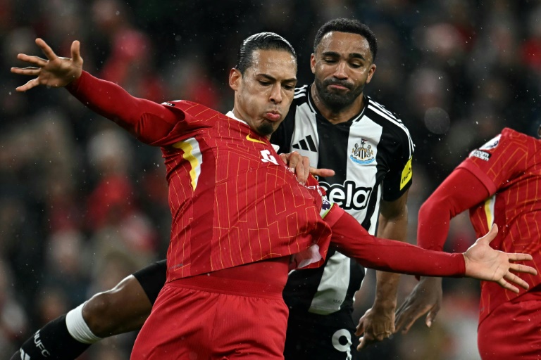 Le défenseur néerlandais des Reds Virgil van Dijk (G) lors d'un match de Premier League contre Newcastle, le 26 février 2025 à Liverpool