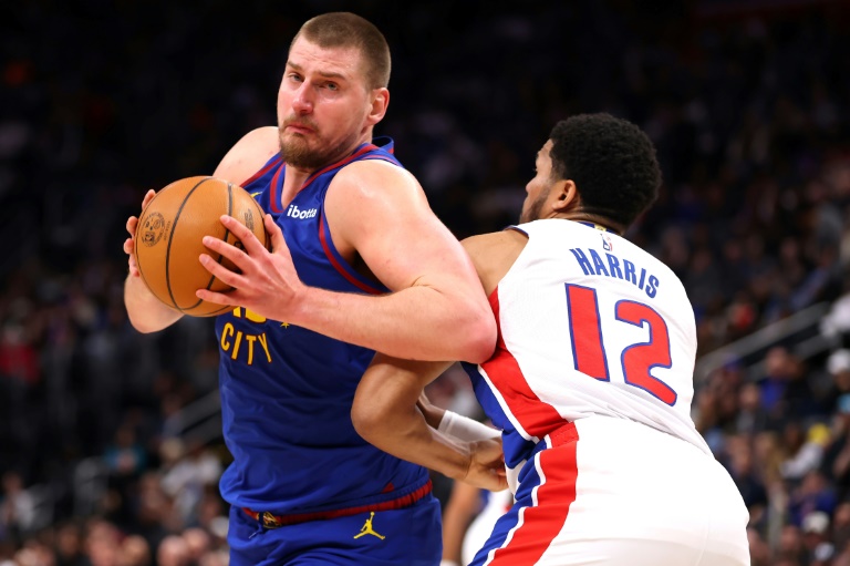 Nikola Jokic, des Denver Nuggets, aux prises avec Tobias Harris, des Detroit Pistons, au cours du match de NBA entre les deux équipes le 28 février 2025 à Detroit