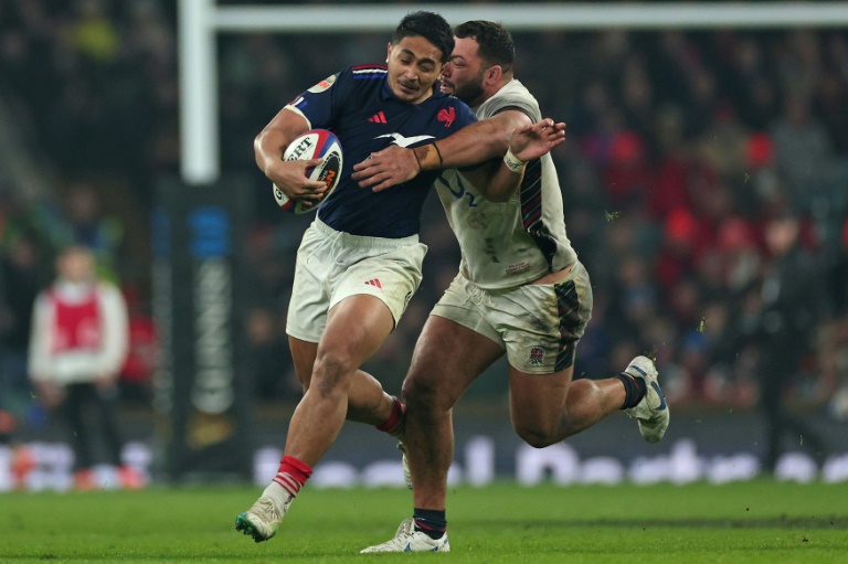 Le joueur de l'équipe de France de rugby Yoram Moefana (à gauche) lors du match du Tournoi des six nations contre l'Angleterre au stade de Twickenham le 8 février 2025.