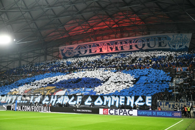 Les supporters d'une tribune du stade Vélodrome brandissant une banderole pendant le match de Ligue 1 contre l'Olympique lyonnais le 2 février 2025 à Marseille