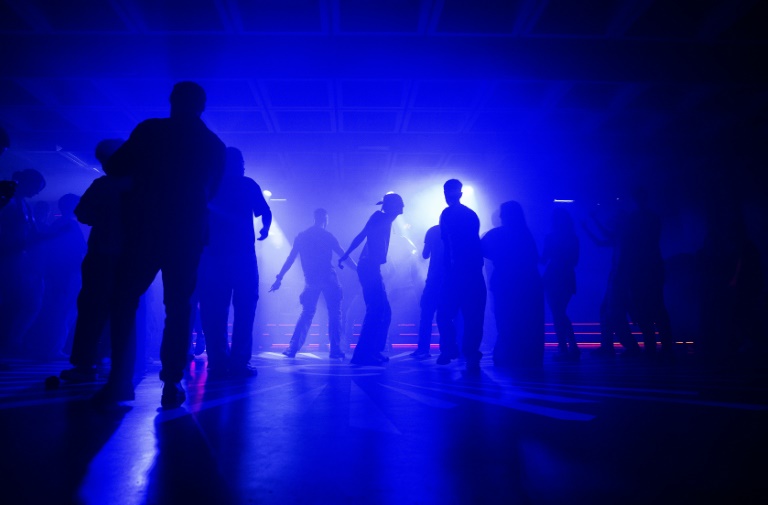 Des clubbeurs dansent sur de la musique techno au Rex Club à Paris, le 7 mars 2025