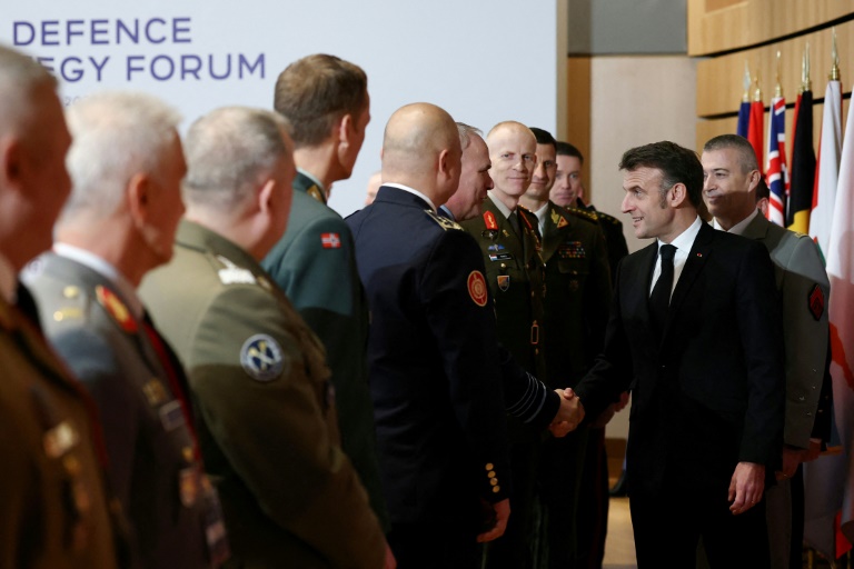 Le président Emmanuel Macron (d) serre la main des chefs d'état-major des armées de l'Union européenne et de l'Otan avant une réunion sur le conflit russo-iranien, le 11 mars 2025 à Paris