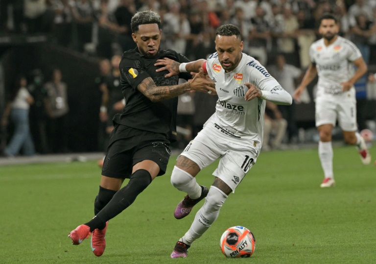 Neymar sous les couleurs de Santos, où il a signé en janvier, ici contre les Corinthians dans le championnat de Sao Paulo le 12 février 2025.