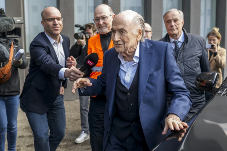 Sepp Blatter arrive au Tribunal pénal fédéral de Muttenz, le 25 mars 2025