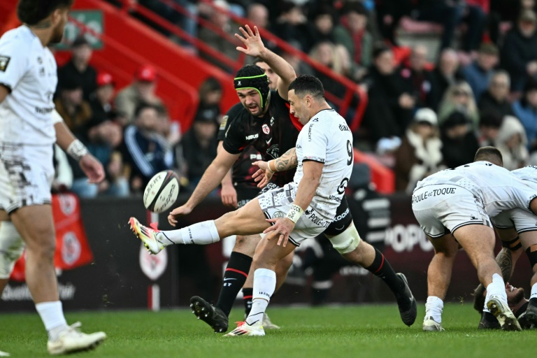 Le demi de mêlée néo-zélandais de Vannes Michael Ruru frappe dans le ballon lors du match de Top 14 contre Toulouse au stade  Ernest-Wallon le 1er mars 2025 à Toulouse en France