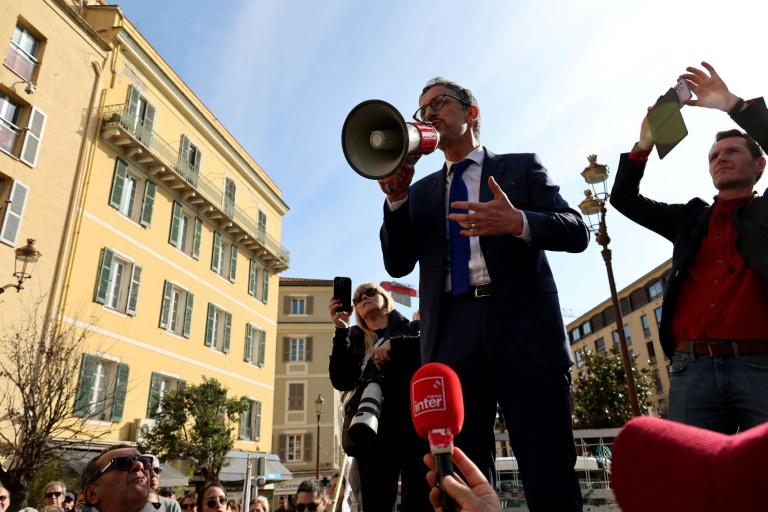 Le préfet de la région Corse, Jérôme Filippini, parle dans un mégaphone lors de la manifestation contre la mafia, Ajaccio, le 8 mars 2025