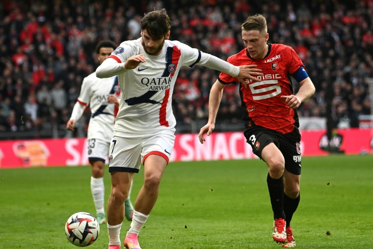 Khvicha Kvaratskhelia et Adrien Truffert lors du match entre le Stade Rennais et le PSG (1-4) à Rennes en Ligue 1 le 8 mars 2025