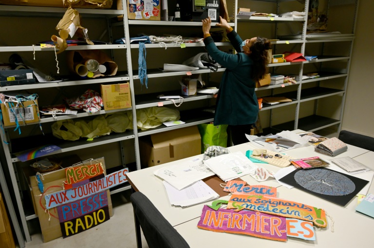 Une employée classe les objets liés au premier confinement imposé pour freiner la propagation du Covid-19 dans les réserves du musée du Mucem à Marseille, le 1er février 2021