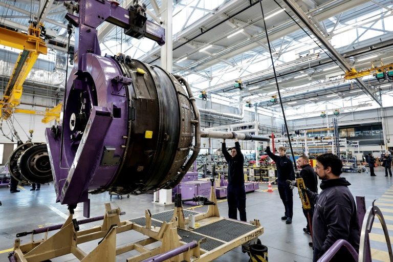 Des mécaniciens d'Air France travaillent sur le réacteur d'un avion dans un hangar de maintenance de l'aéroport d'Orly, près de Paris, le 3 février 2025