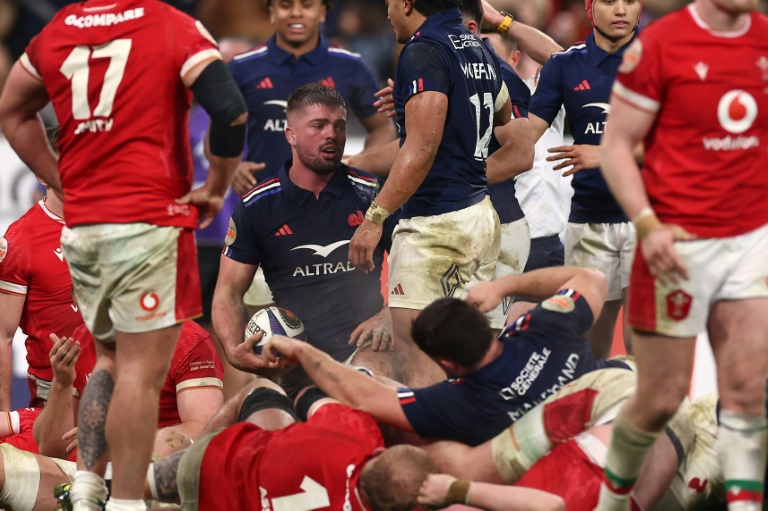 Gregory Alldritt (de face) après avoir marqué le septième essai de la France contre le pays de Galles dans le Tournoi des six nations, le 31 janvier 2025 au Stade de France à Saint-Denis