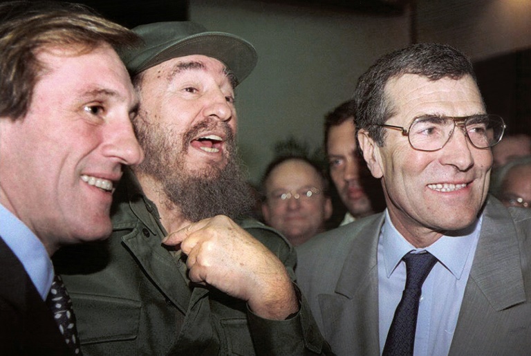 Gérard Depardieu (g), Fidel Castro (c) et Gérard Bourgoin, le 29 novembre 1996 à La Havane