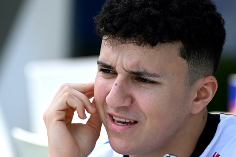 Isack Hadjar dans le paddock de l'Albert Park de Melbourne le 13 mars 2025. Le Parisien de 20 ans débarque cette saison dans le baquet d'une Racing Bulls, l'écurie soeur de la puissante équipe autrichienne Red Bull