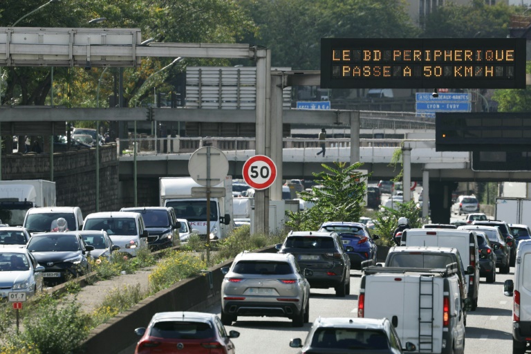 Un panneau indique la vitesse maximale de 50 km/h sur le périphérique parisien le 1er octobre 2024