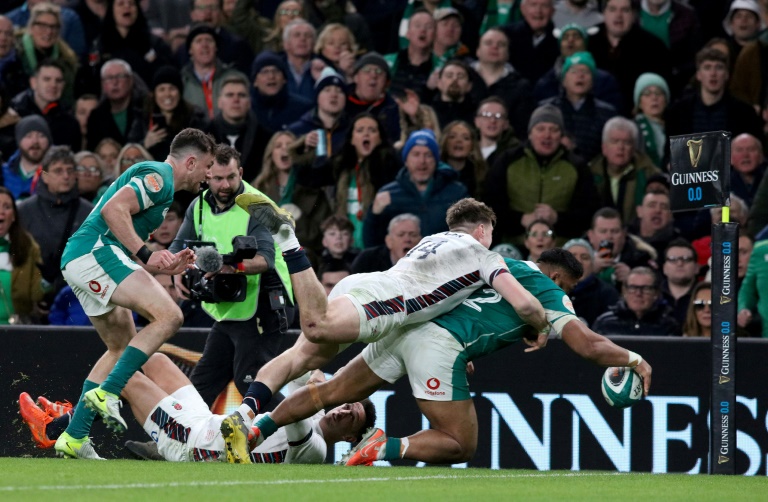 Le joueur de rugby irlandais Bundee Aki (à droite) marque un essai lors du match du Tournoi des six nations entre l'Irlande et l'Angleterre à Dublin le 1er février 2025.