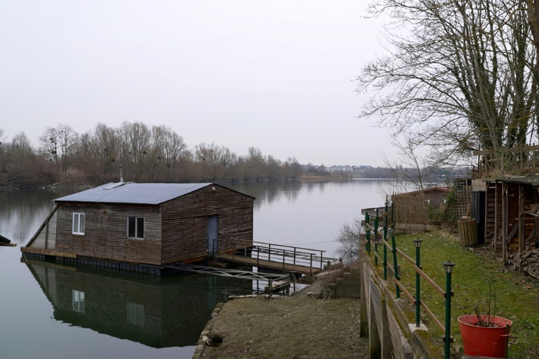 Un chalet flottant sur l'étang de la Galiotte, le 13 mars 2025 à Carrières-sous-Poissy, dans les Yvelines