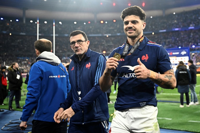 Le demi d'ouverture français Romain Ntamack (d.) célèbre sa victoire finale dans le Tournoi des six nations 2025 à la fin du match de la France contre l'Écosse, au Stade de France, le 15 mars 2025