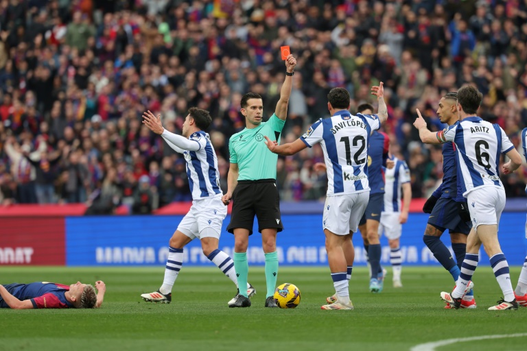 L'arbitre Quintero Gonzalez expulse le joueur de la Real Sociedad Aritz Elustondo (à droite, N.6) lors du match de championnat d'Espagne contre le FC Barcelone au Estadi Olimpic Lluis Companys à Barcelone le 2 mars 2025.