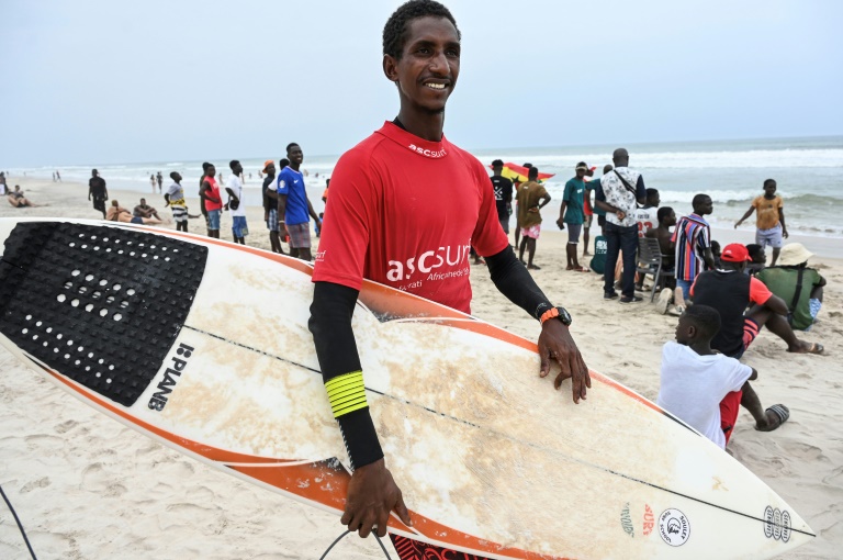 Le surfeur ivoirien Souleymane Sidibe pendant le Africa surf tour le 22 février 2025 sur la plage ivoirienne d'Assinie