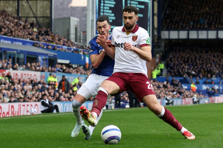 Jack Harrison (gauche) et Maximilian Kilman (droite) lors du match nul (1-1) entre Everton et West Ham pour la 29e journée de Premier League le 15 mars 2025