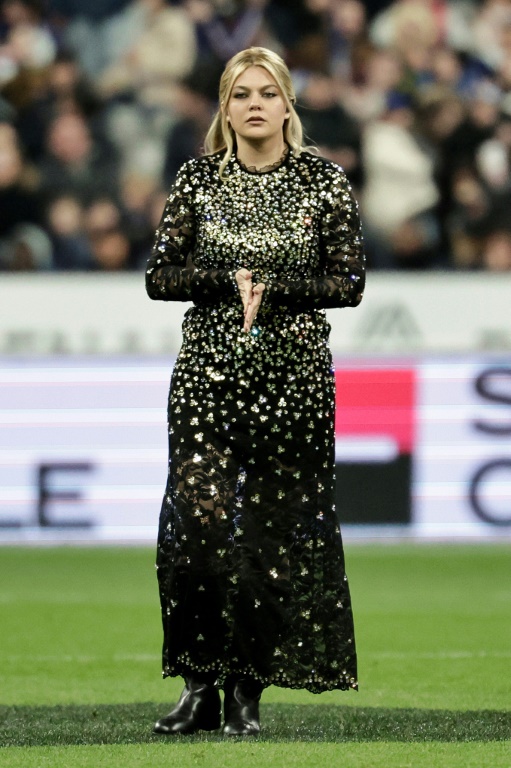 La chanteuse Louane sur la pelouse du Stade de France le samedi 15 mars 2025 juste avant sa performance