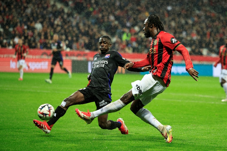 L'attaquant niçois Evann Guessand (à dr.) aux prises avec le Lyonnais Sael Kumbedi lors du dernier match entre les deux prétendants à l'Europe le 9 mars 2025 à l'Allianz Riviera