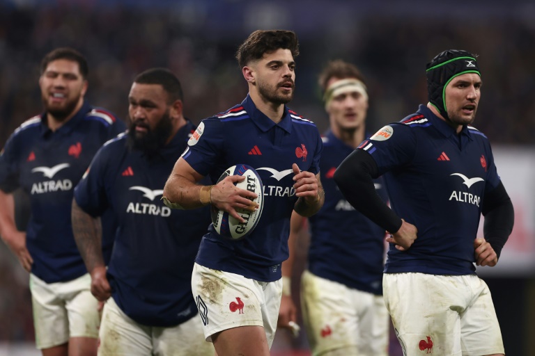 Le joueur de rugby de l'équipe de France Romain Ntamack (au centre) lors du match du Tournoi des six nations contre le pays de Galles au Stade de France le 31 janvier 2025.