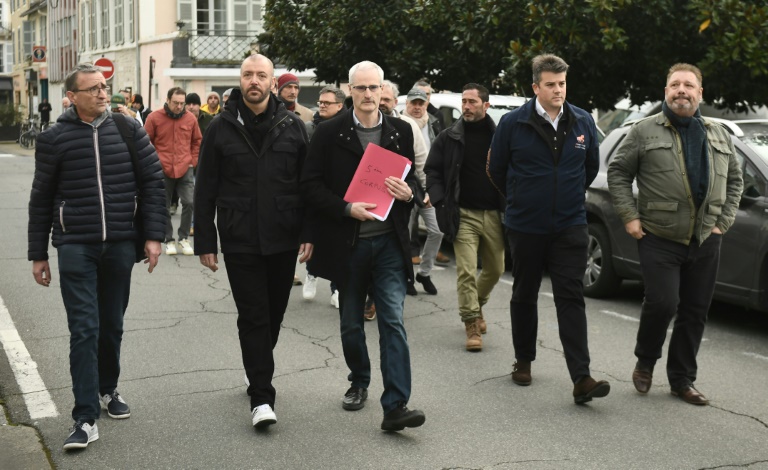 Alain Esquerre avec d'autres victimes de Bétharram, à Pau le 27 février 2025, avant une rencontre avec le procureur