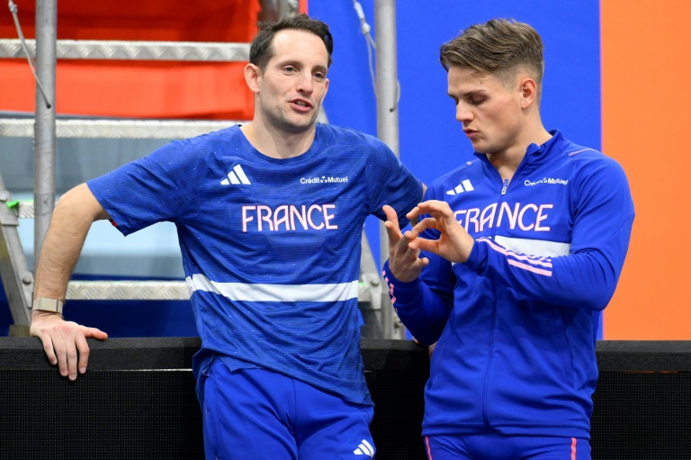 Renaud Lavillenie (g) et Thibaut Collet (d) durant le championnat d'Europe d'athlétisme en salle à Appledoorn, le 9 mars 2025