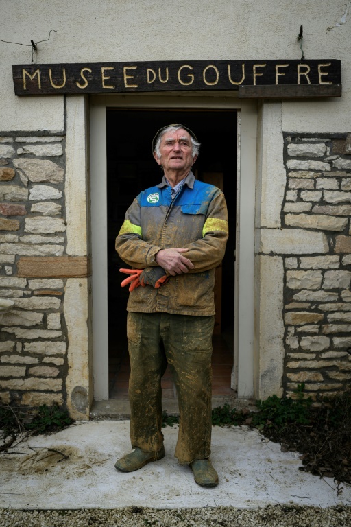 Robert Brunet, 75 ans, devant le museé du gouffre qu'il a découvert sur son terrain à Péronne, en Saône-et-Loire, le 21 février 2025