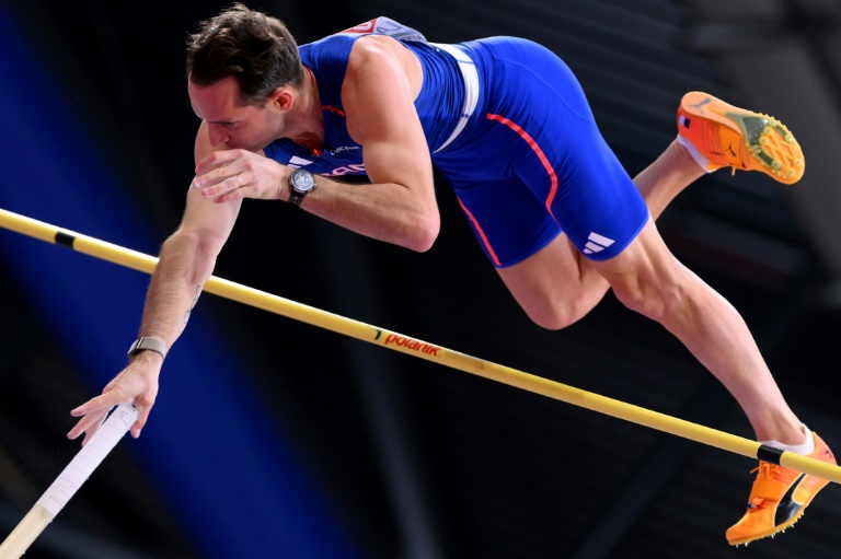 Le perchiste français Renaud Lavillenie, lors des Championnats d'Europe en salle d'Apeldoorn, le 9 mars 2025