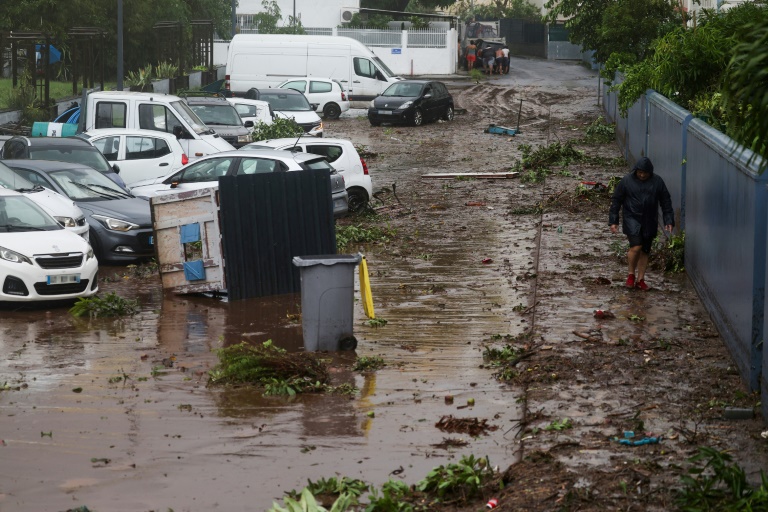 Une rue de Saint-Denis de La Réunion après le passage du cyclone Garance, le 28 février 2025, à La Réunion