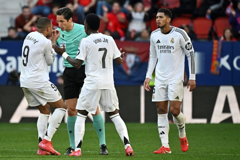 Les stars du Real Madrid Kylian Mbappé, Vinicius et Jude Bellingham affichent leur désaccord avec l'arbitre Munuera Montero lors du match de Liga à Osasuna, le 15 février 2025