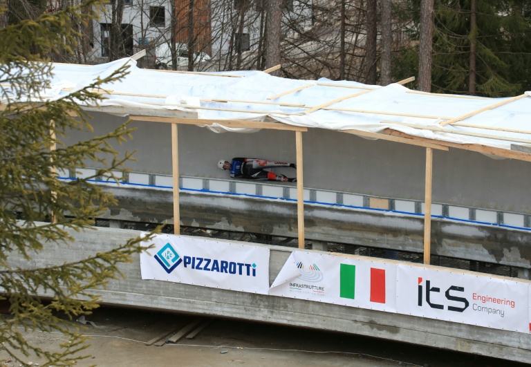 Un lugeur canadien participe à la journée de tests de pré-approbation du nouveau centre de glisse de Cortina en vue des Jeux olympiques d'hiver 2026, à Cortina, le 25 mars 2025