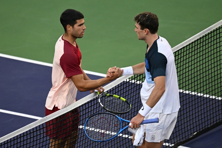 Le Britannique Jack Draper (d.) serre la main de l'Espagnol Carlos Alcaraz après avoir remporté la demi-finale du simple messieurs à Indian Wells, en Californie, le 15 mars 2025