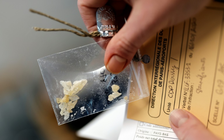 Un sachet de drogue saisi à l'aéroport  Roissy Charles de Gaulle est analysé par des ingénieurs au laboratoire de Massy, le 12 novembre 2020