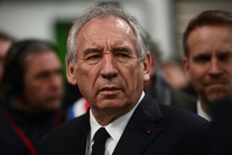 Le Premier ministre de la France, François Bayrou, visite l'usine du fabricant français de matériel ferroviaire Alstom à Aytré, près de La Rochelle, dans l'ouest de la France, le 14 mars 2025