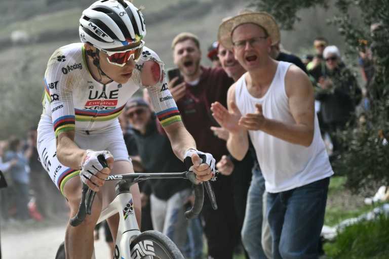 Le Slovène Tadej Pogacar après sa chute dans les Strade Bianche qu'il a remportées pour la troisième fois le 8 mars 2025 autour de Sienne