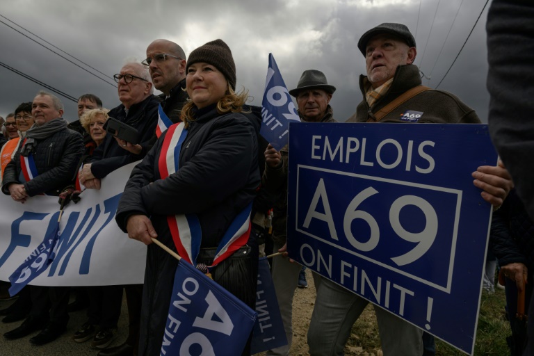 Des manifestants mobilisés à Castres dans le Tarn, le 8 mars 2025, pour la poursuite du chantier de l'A69 suspendu par la justice