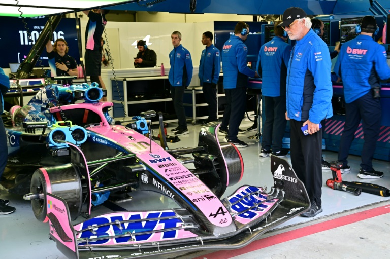 Flavio Briatore (d) dans le stand Alpine lors des essais de pré-saison à Bahreïn, le 27 février 2025