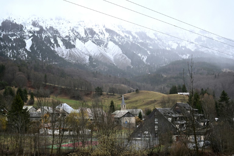 Vue du Vernet, le village des Alpes-de-Haute-Provence à proximité duquel des ossements correspondant au corps du petit Emile ont été retrouvés, le 31 mars 2024