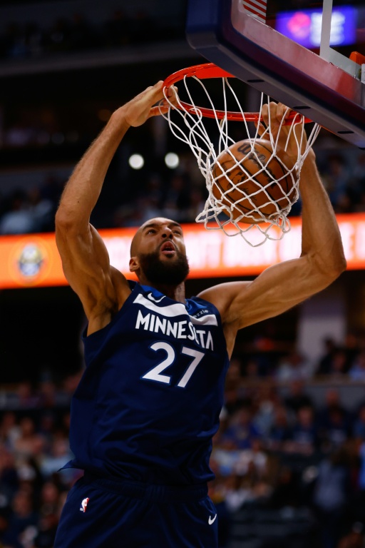 Rudy Gobert, le pivot français des Minnesota Timberwolves, réalise un dunk lors d'une rencontre de saison régulière de la NBA contre les Denver Nuggets, à Denver, le 12 mars 2025